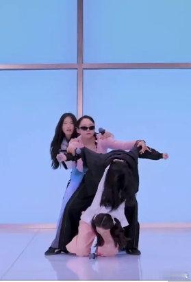 张小婉[超话]张小婉把大家都训成摩托车了乘风2025张小婉的整活就像一台“摩托车