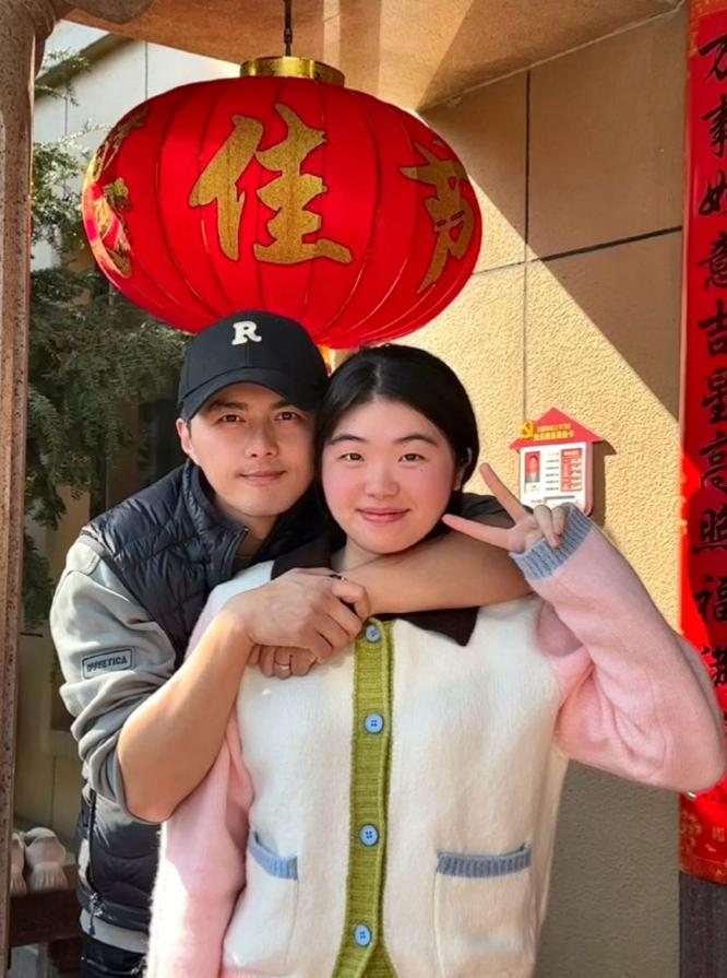 叶祖新回衢州老家过年，晒出了和外甥女的合影，果然是外甥像舅舅啊。