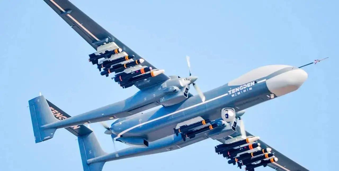 解放军这次“正义使命—2025”军演，真正敲打的是台当局的逃跑幻想。
 
画面里