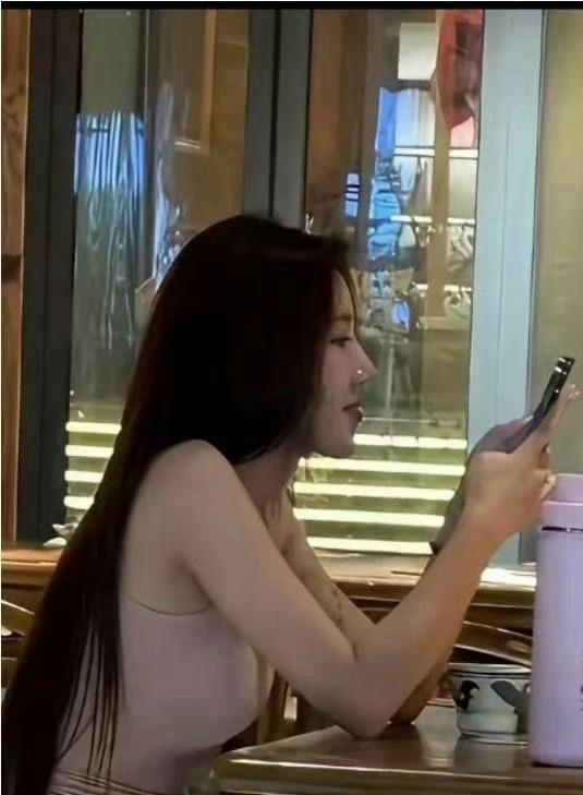 难怪那么多人买她直播间的东西，真人确实好看。 ​ ​​​