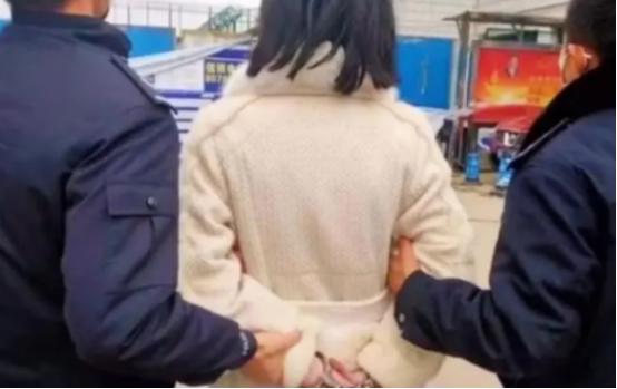 “没想到她竟潜伏了27年，”2021年，江西樟树一名幼儿园老师被警方逮捕，家长们