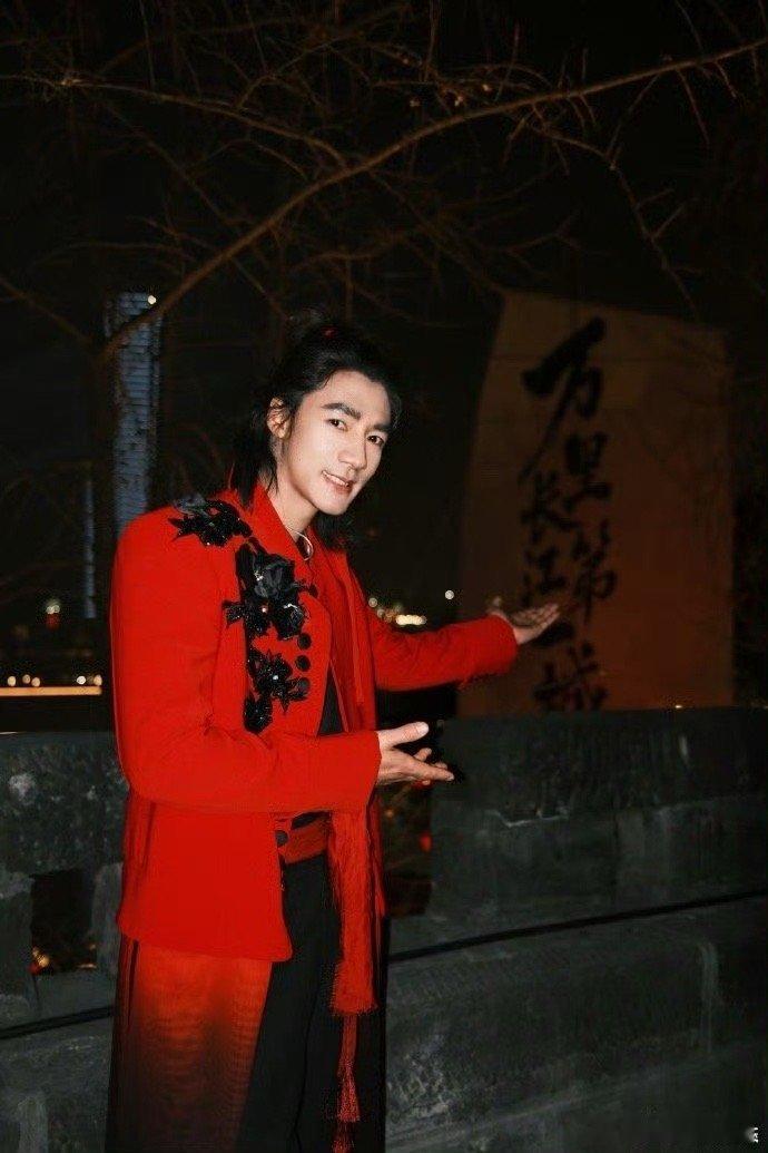 此沙在长江第一大桥送马年祝福 此沙带着好队友雅典娜亮相长江第一大桥，骑骥驰骋送马