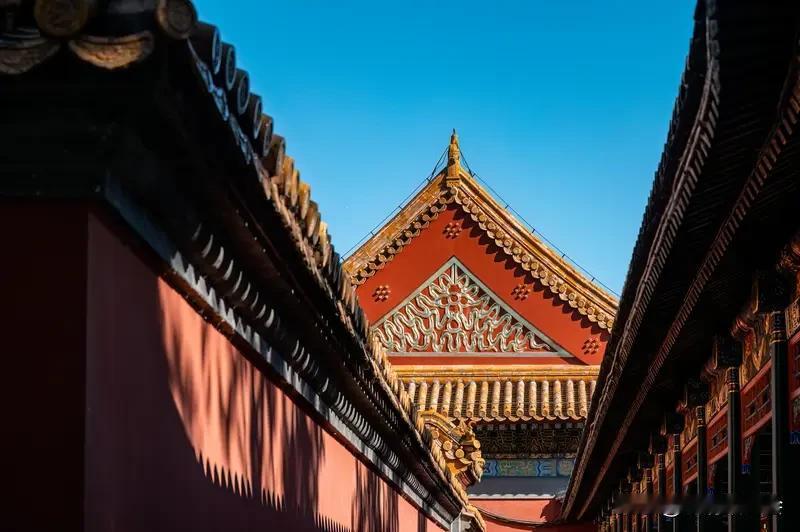 山西可不只有煤炭有名！
从文化古迹看，悬空寺就是一绝。它建在恒山金龙峡悬崖峭壁上