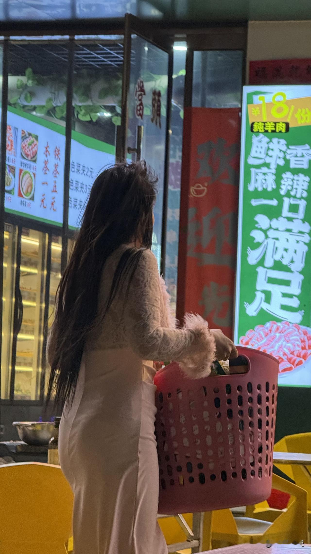 昨天在保定秀兰美居吃饭，发现一个女的在卖零食，只见她拎着一大筐零食，有瓜子薯片啥