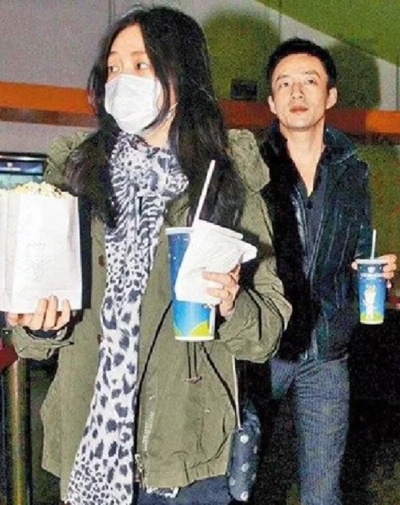 夫妻俩常年分隔两地，即使wxf总是飞湾湾，我觉得还是有问题的（换句话说，现在的人