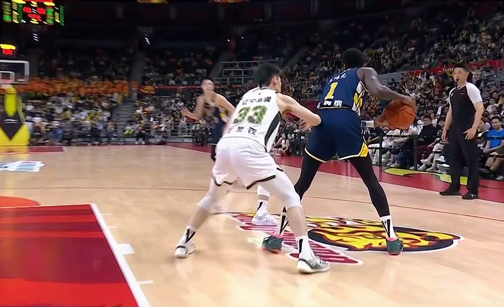 三节没打完萨姆纳已经拿到28分，下半场被提上先发，一人扛着球队在走啊！但是广东队