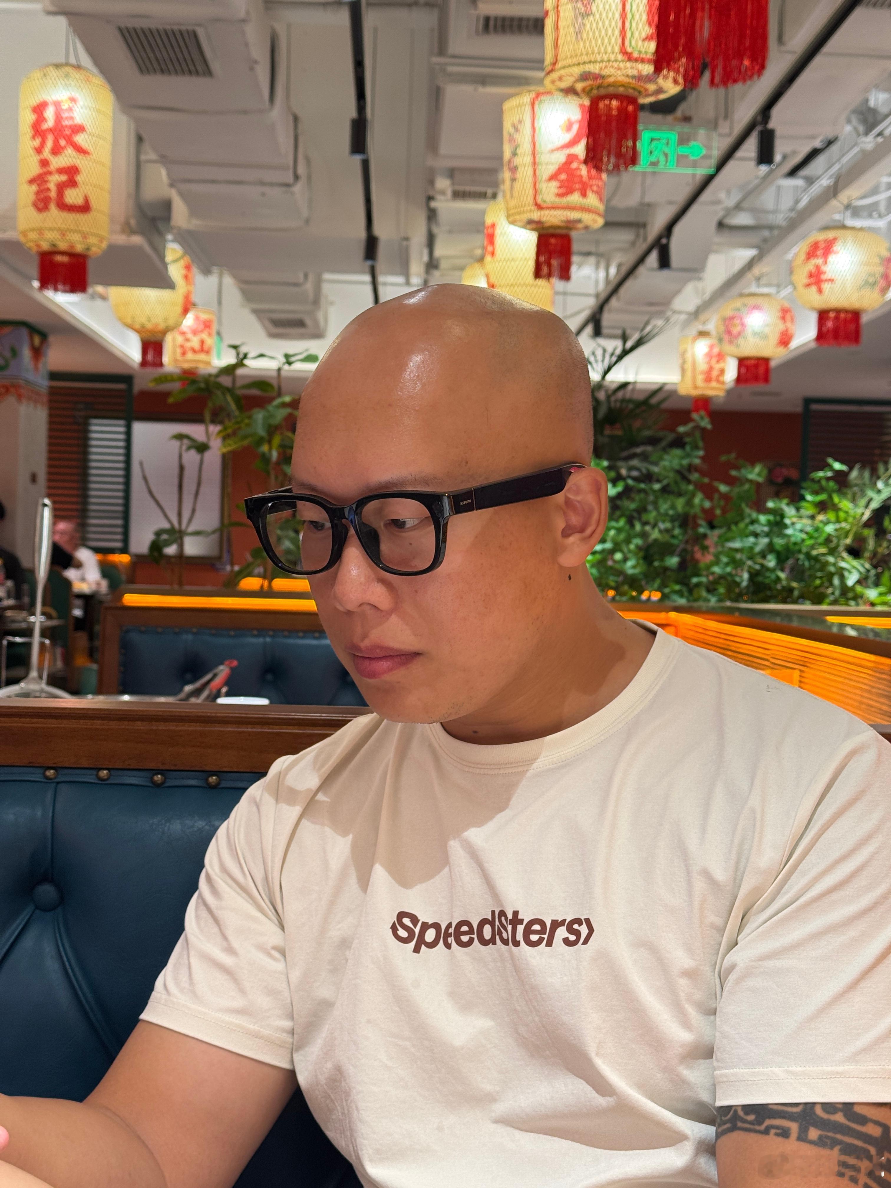 我终于遇到了一个最适合佩戴小米AI眼镜的人，车圈硬汉根子。冷峻中透着些许柔情，粗