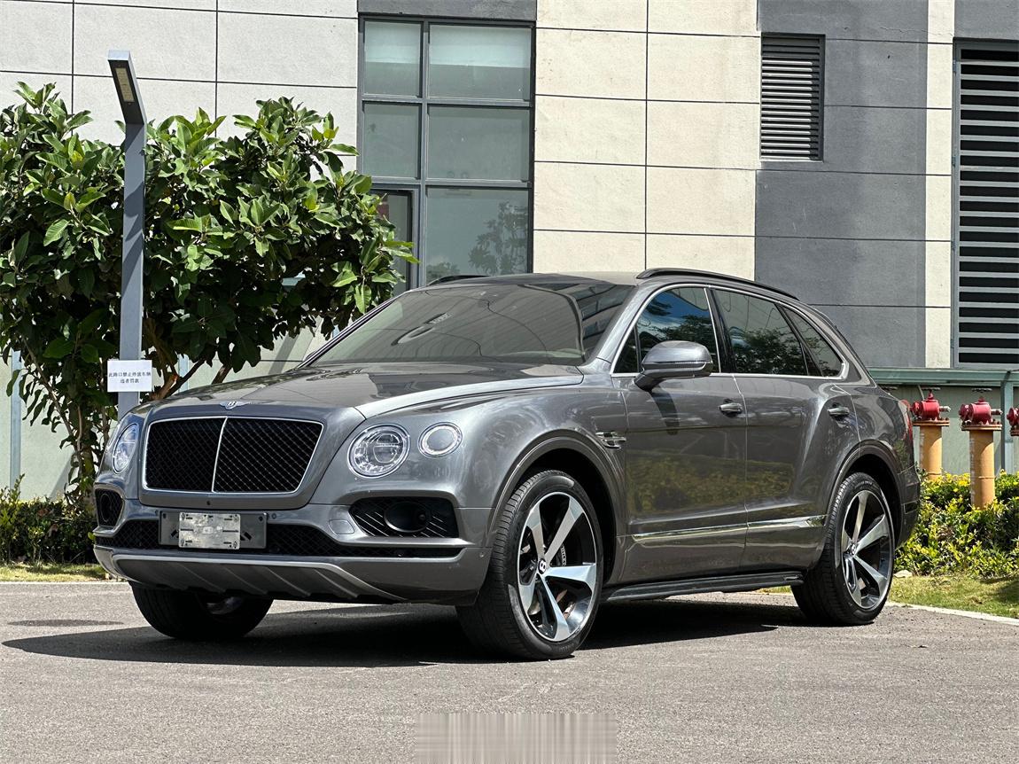 美规 宾利 添越 V8 钨矿灰/灰内2019年6月上牌，仪表27000公里车辆前
