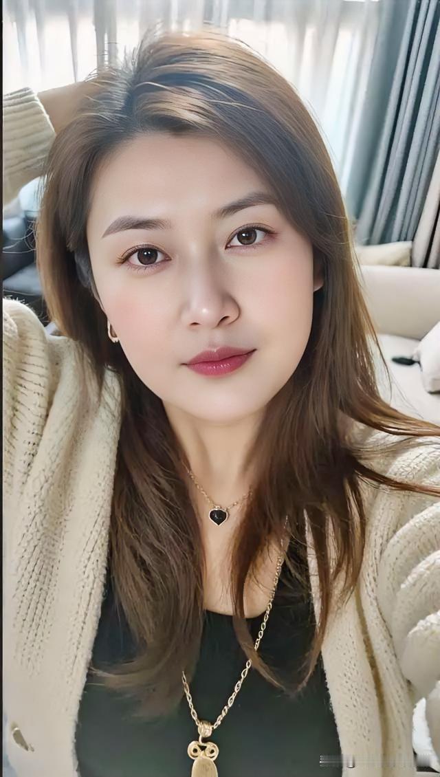美不美你说了算💞💞米白针织衫叠搭墨绿内搭，心形项链点缀颈间。长发微卷，温柔光