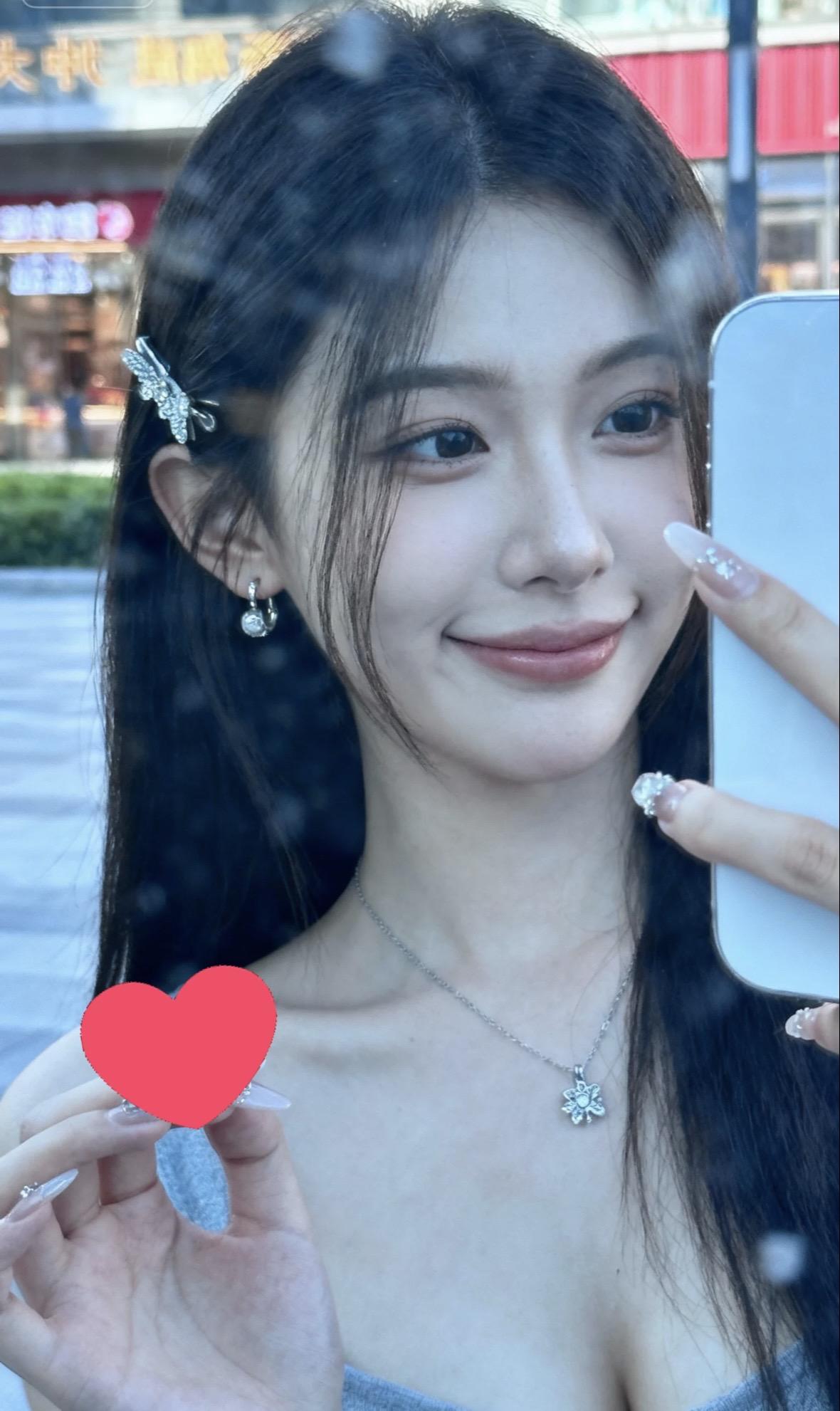 迷之角度自拍 爱情碰上什么星座特效 穿搭时尚 迷之角度自拍 辣妹风穿搭