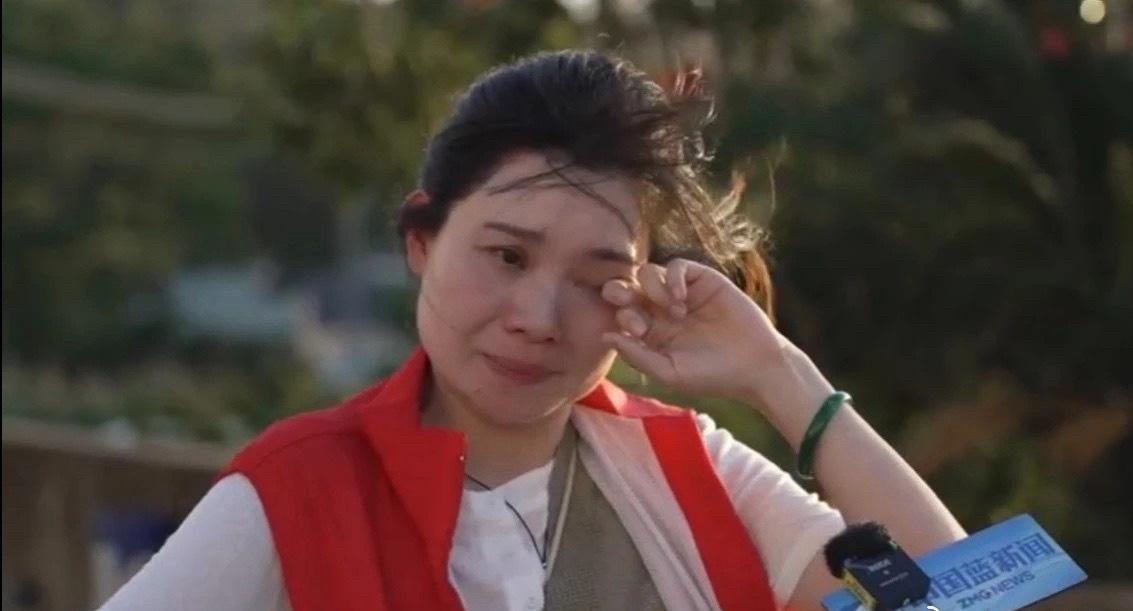 “别拍我，太像作秀了……”温州镇干部赵蓓蕾台风天忙转移群众，面对镜头却下意识挡脸