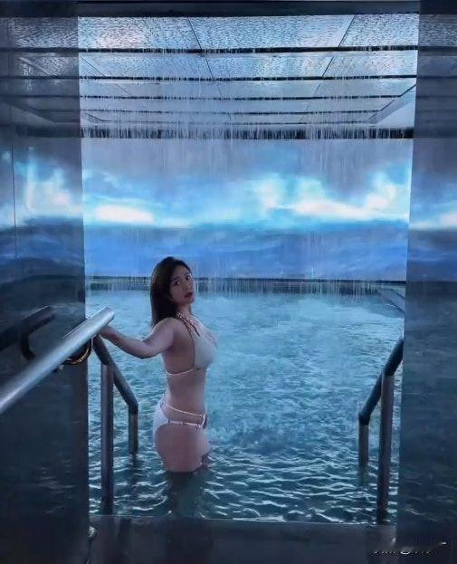 咱就是说白云这身材也太顶了吧！在重庆泡暴风雨SPA穿白色比基尼湿身玩水，结果视频