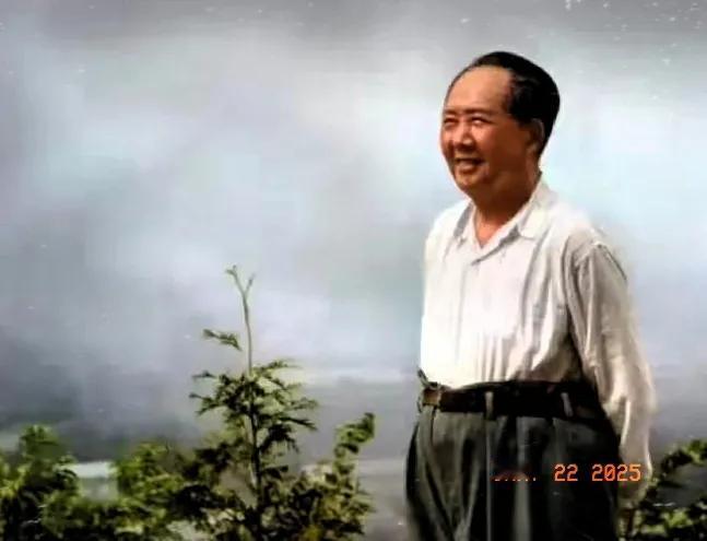 珍贵的的历史老照片。
这是1961年，毛主席在庐山时，留下的这些珍贵的照片，瞬间