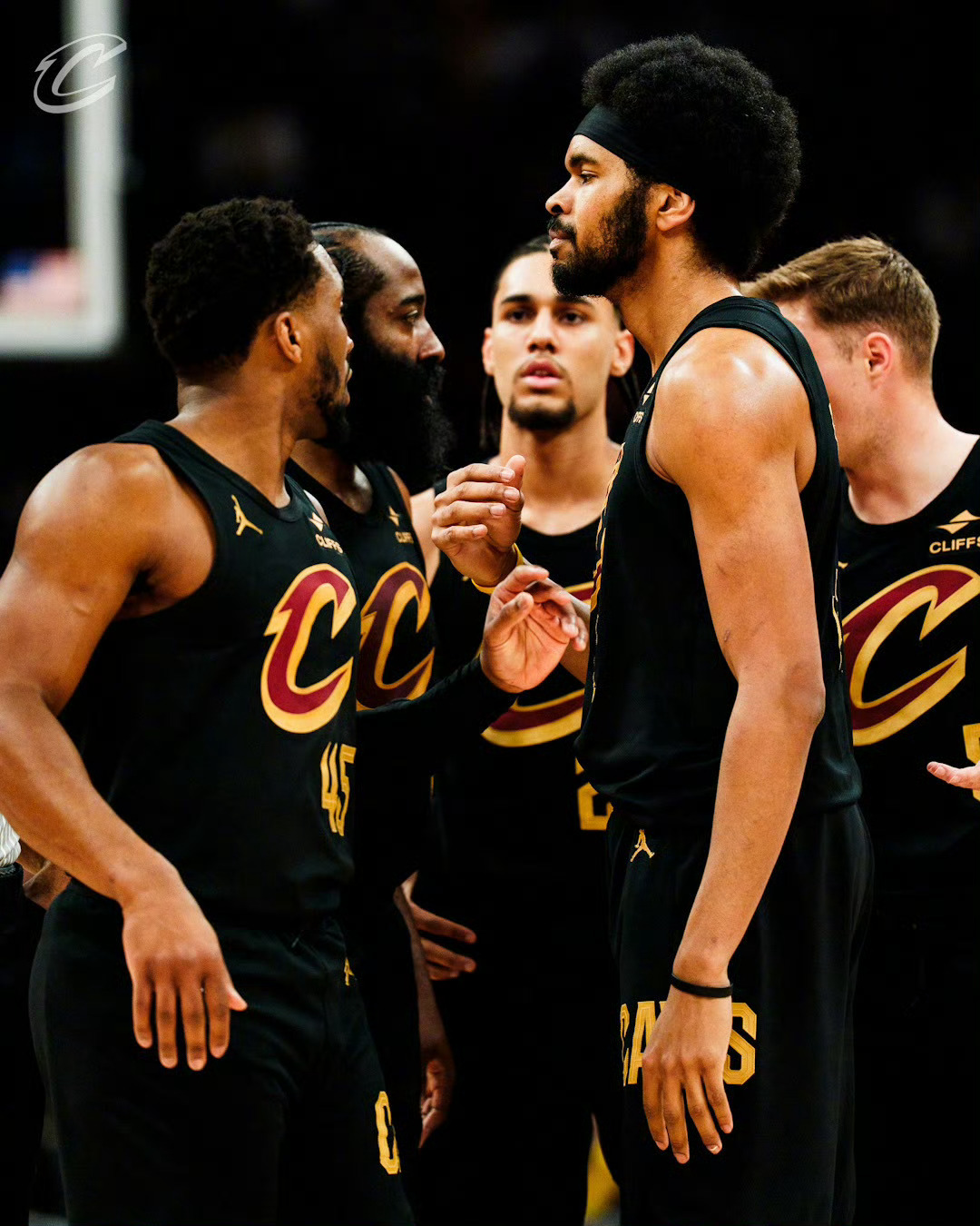 哈登谈到加盟骑士之后的冲冠前景：“说实话，我职业生涯里也没几次敢说这种话。但就凭