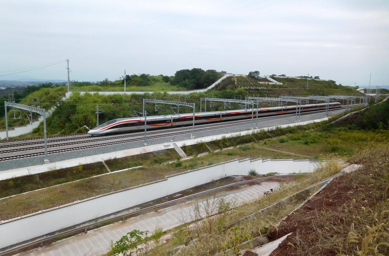 渝昆高铁在九龙坡区陶家那里有一处缓开站命名为九龙坡站，那里预留以后接重庆东站的联