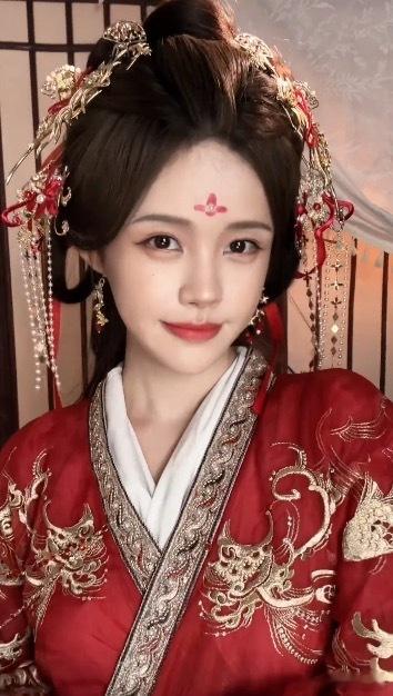 李一桐本人来了都得愣两秒这仿妆连细节都到位，李一桐本人来了都得愣两秒太像了，这个