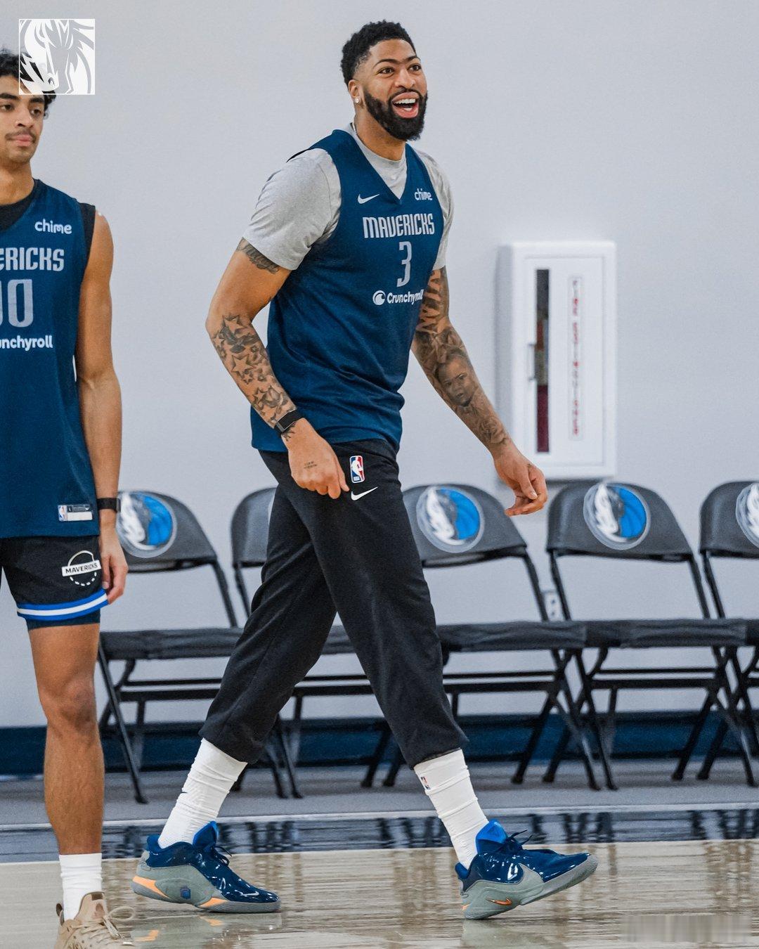 MFFL 戴维斯已经不在伤病名单上。他要复出了。76人vs独行侠新年快乐2026