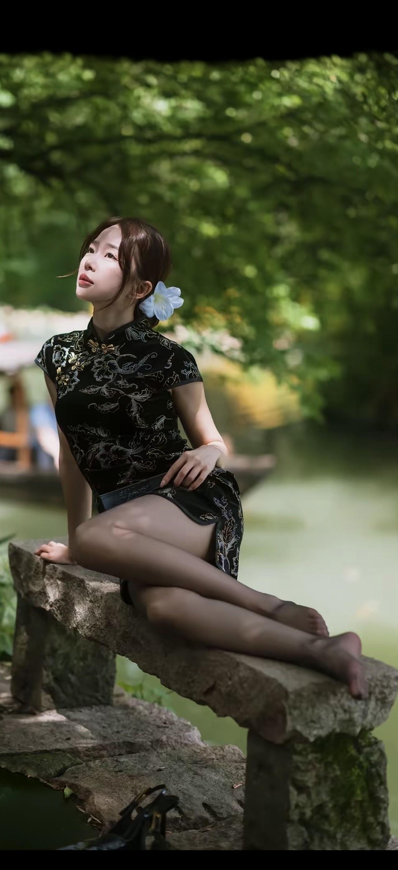花影摇曳间，美人倚石坐。