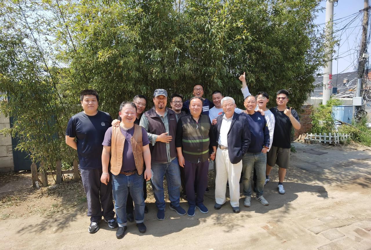 朋友们，昨天中午（2024.5.8），受魏正纲和武文二位好友的邀请，我们十几个人