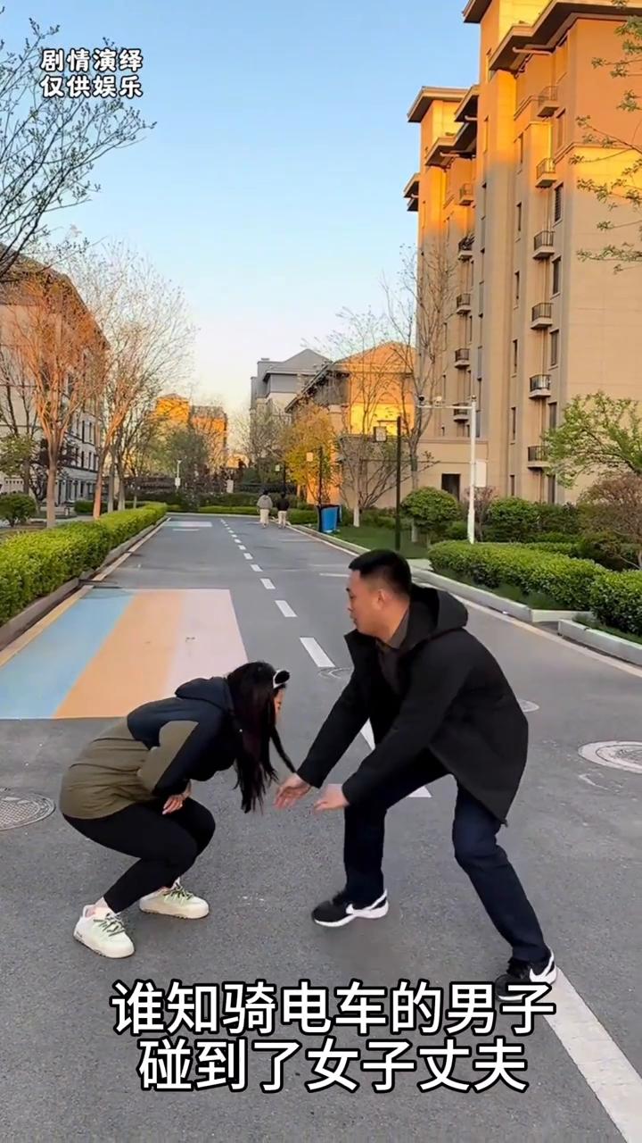 丈夫带着媳妇在路上走被别人碰着，下一秒他的做法太有才了。
媳妇感冒了在输液，只见