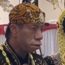 最近印尼一场婚礼在网上炸开了锅，新郎苏里亚因为长着一张“马脸”成了全网焦点。婚礼