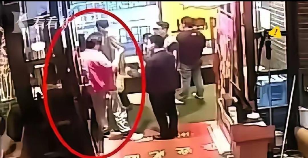 三名印度游客在和平饭店一顿吃掉7986元，吃饱喝足不肯全额结账，张口就说只肯掏3