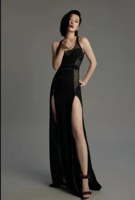 余男的美，总是在不经意间让人心动，带着几分清冷和疏离感，彰显着高级姿态。
余男个