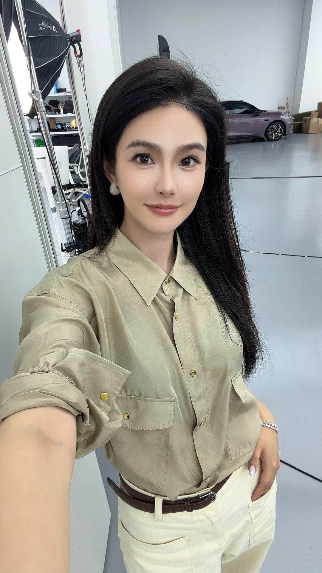 今日份“超松弛”穿搭！最近直播我超爱穿白裤子～简约、高级、松弛！最主要的是行动方