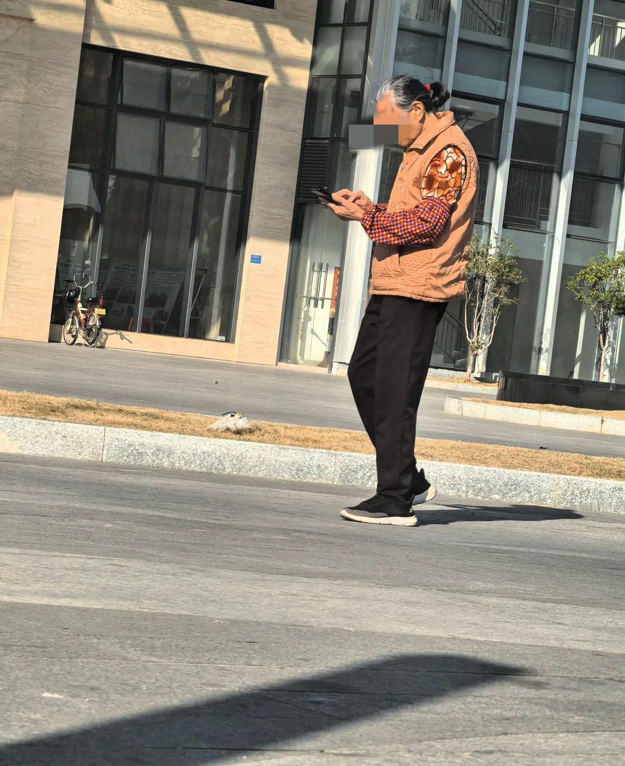 广东有这样的千万富婆，
她们不染发，不做发型，花白的头发用1块钱五个的红胶圈一扎