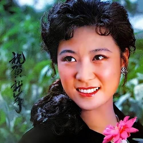 8月10日，第38届大众电影百花奖现场，76岁的王馥荔看着儿子王骁凭借《南京照相