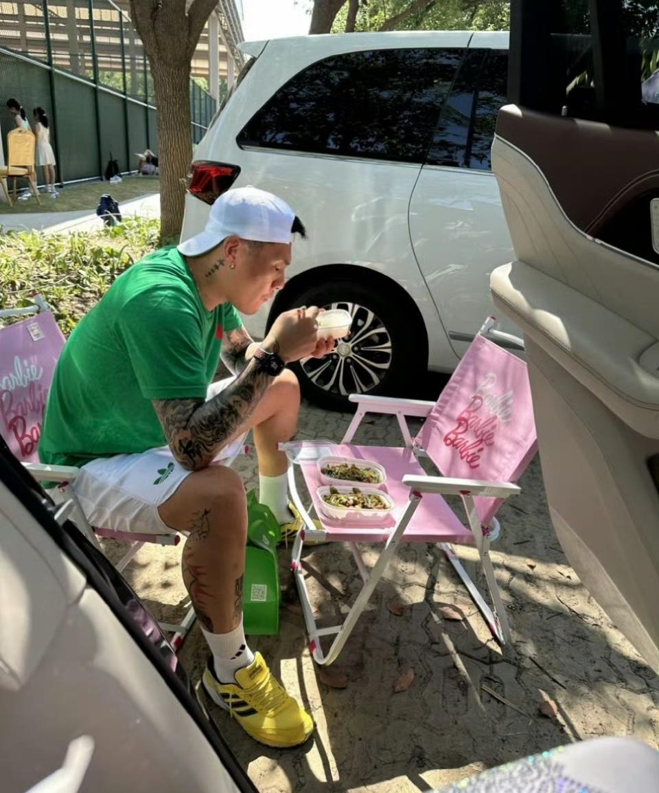 （王大雷刚陪女儿练完网球，躺在沙发上刷手机，颜骏凌的消息突然弹出来）

颜骏凌：