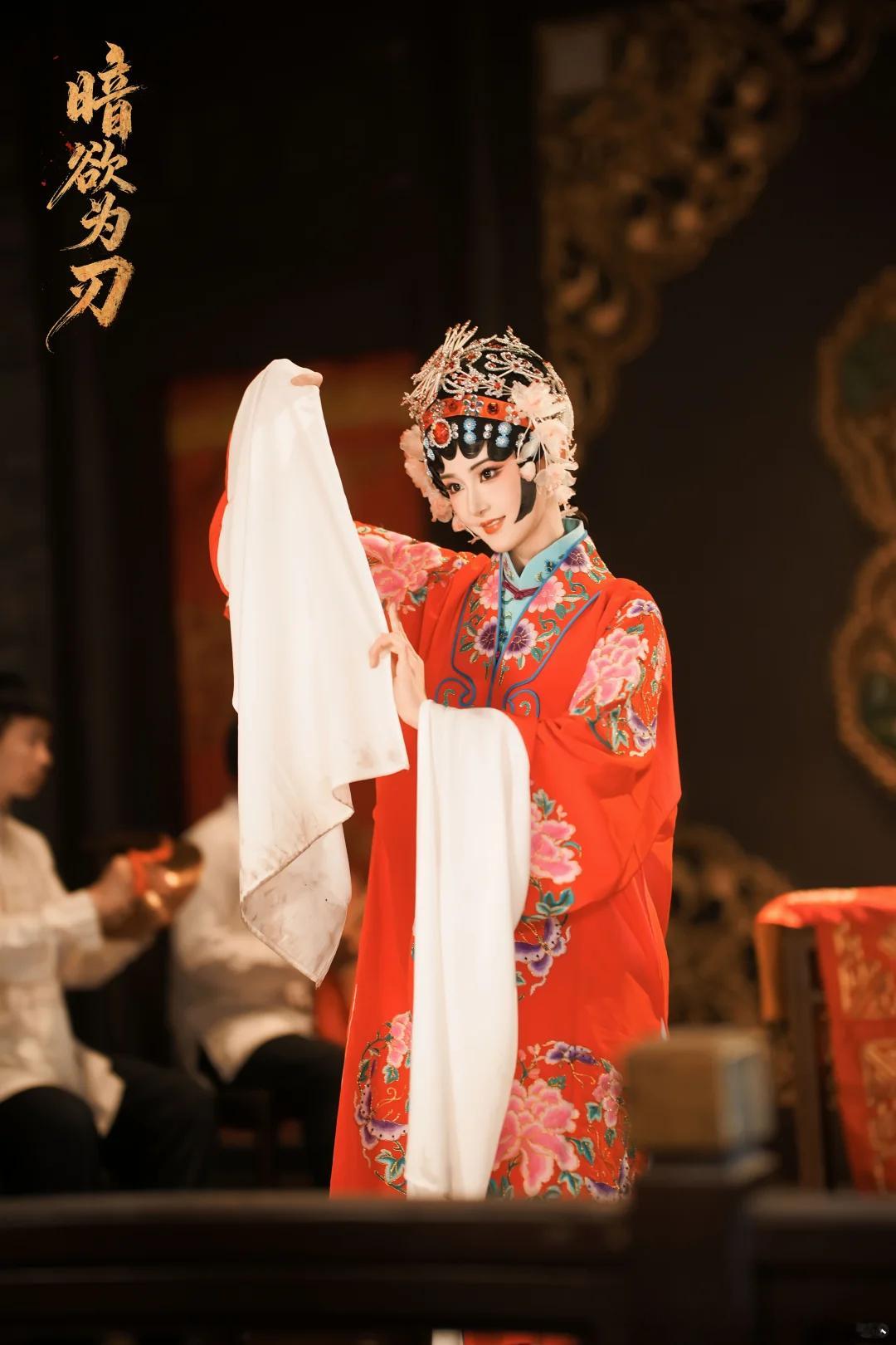杭州短剧暗欲为刃火出圈了旗袍雅致灵动，戏服华美惊艳。剪裁精巧的服饰搭配复古造型，