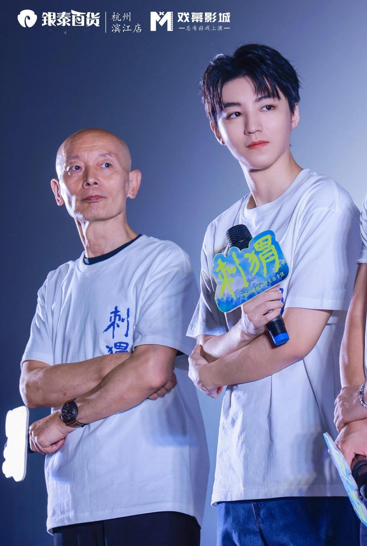 #王俊凯 出去别说是我粉丝#好喜欢这张合照，这个角度的小汁和大爷帅得过分了#电影