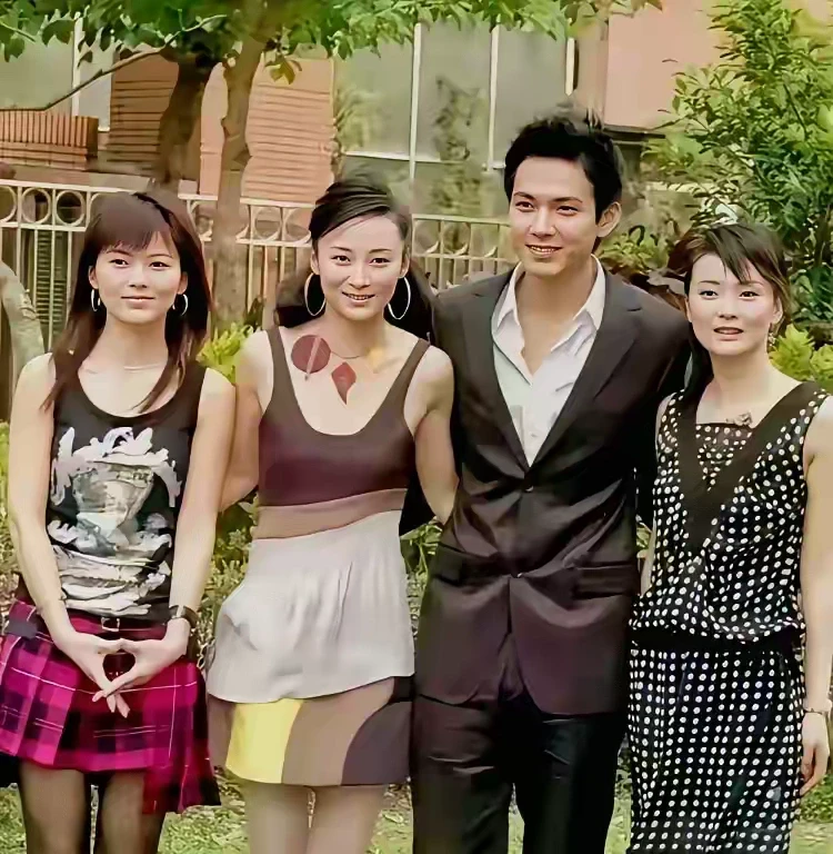 这是20多年前的一张合影，当年家喻户晓的4个明星，还记得他们的名字吗？ ​​​