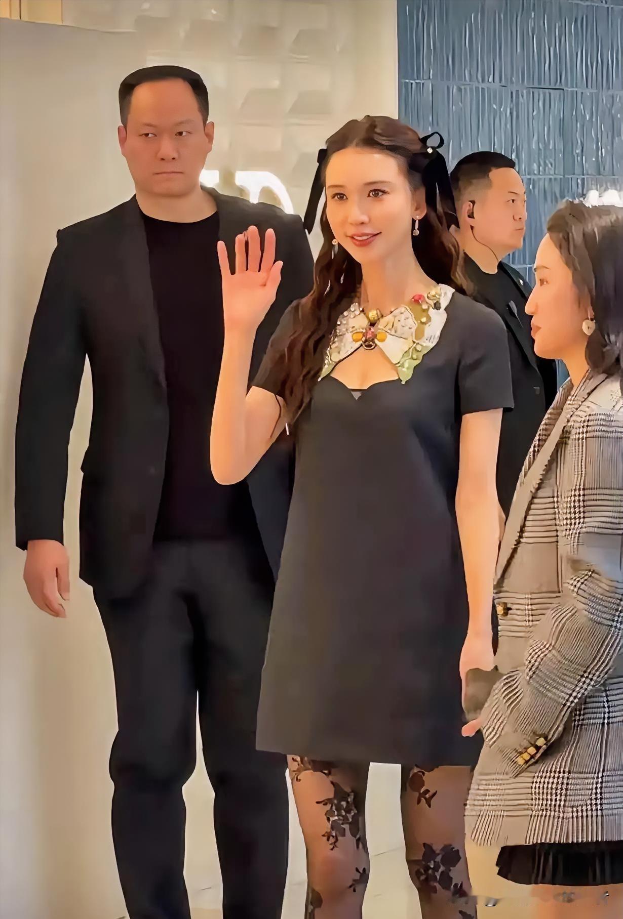 回头草哪有那么好吃的
哪怕你是曾经的女神
林志玲

志玲姐姐在上海复出引发网友热