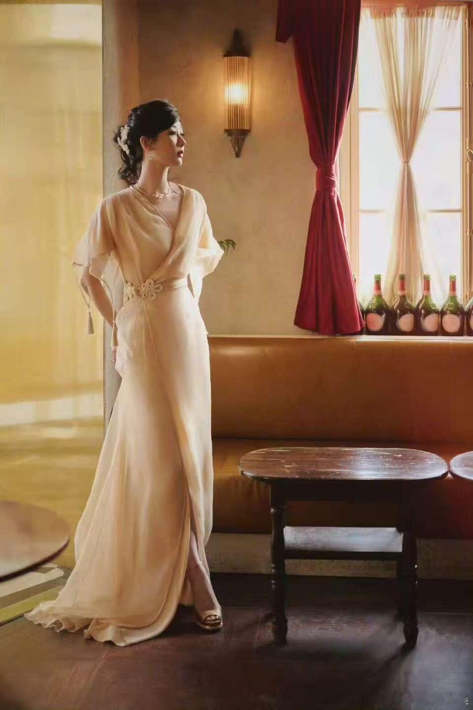 杨紫优雅灵动，渲染诗的朦胧，