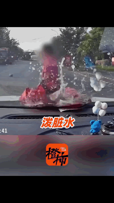 这事儿看得人莫名窝火！江苏一名女子驾车正常出行，远远看见前方有位大妈站在路中间，