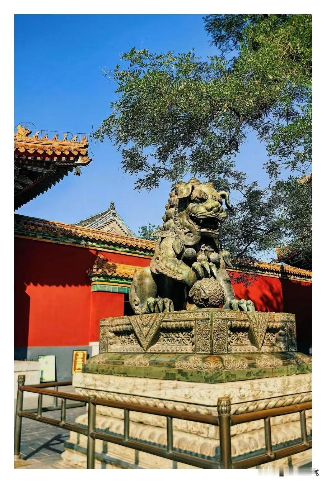 夏日的雍和宫

夏日的北京，蓝天白云，雍和宫更显寂静。

雍和宫建筑风格非常独特