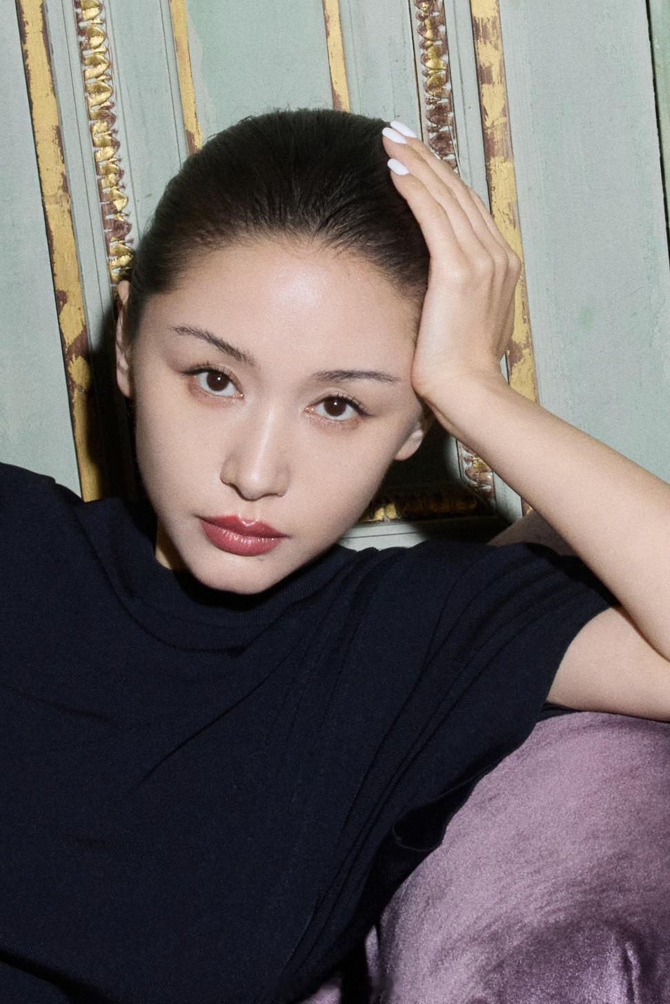 王子文扛住了G社镜头 在G社高清镜头下依然棱角分明，墨镜都遮不住的高级感。子文姐