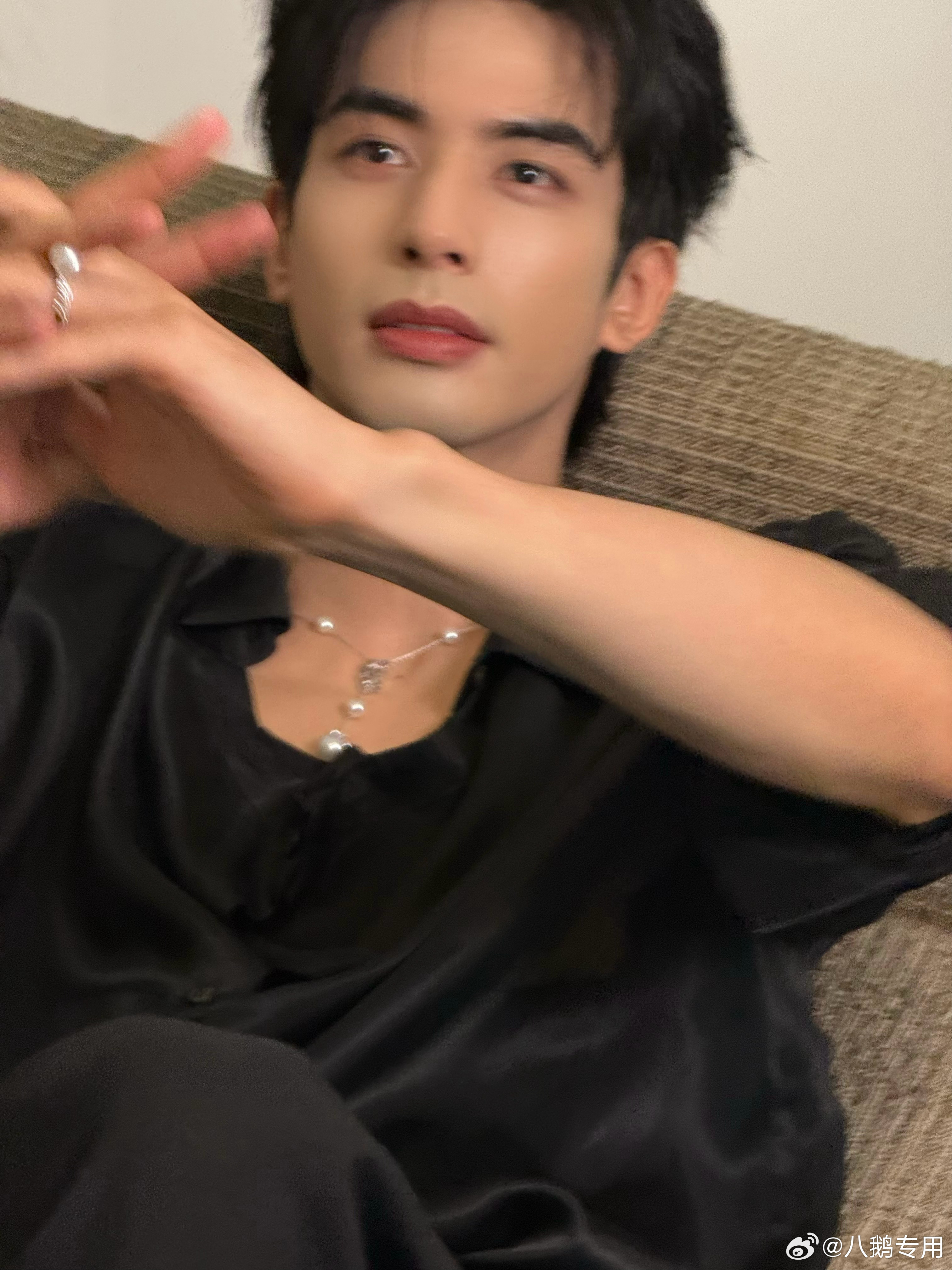 宋威龙手臂上的青筋 抬手瞬间露出的手臂青筋成为画面亮点，身形比例优越搭配清晰轮廓