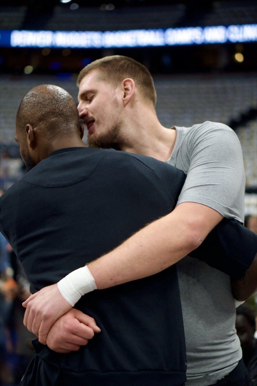 NBA 约基奇一看到姐夫格林留激动不已，差点亲上了火箭vs掘金火箭终结掘金六连胜