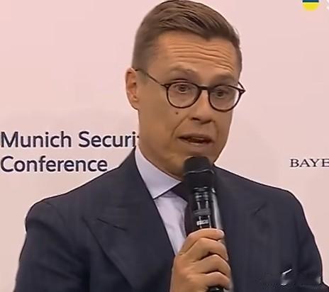 芬兰总统斯图布：乌克兰正在赢得战争，普京战略上已失败。

他想让乌克兰“俄罗斯化