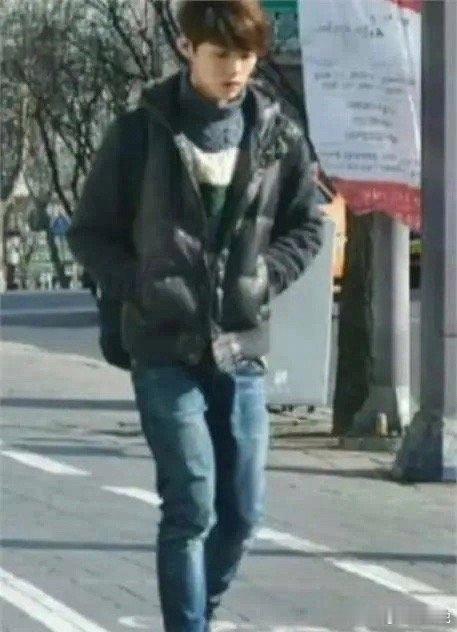 这是鹿晗被星探发现之前的状态。如果我是星探，我也找他 
