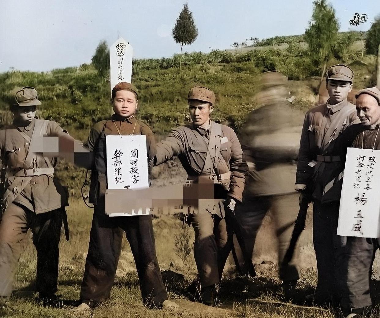 1950年，贵州铜仁，几个为祸当地罪行深重的土匪，被押到郊外即将处决。

194