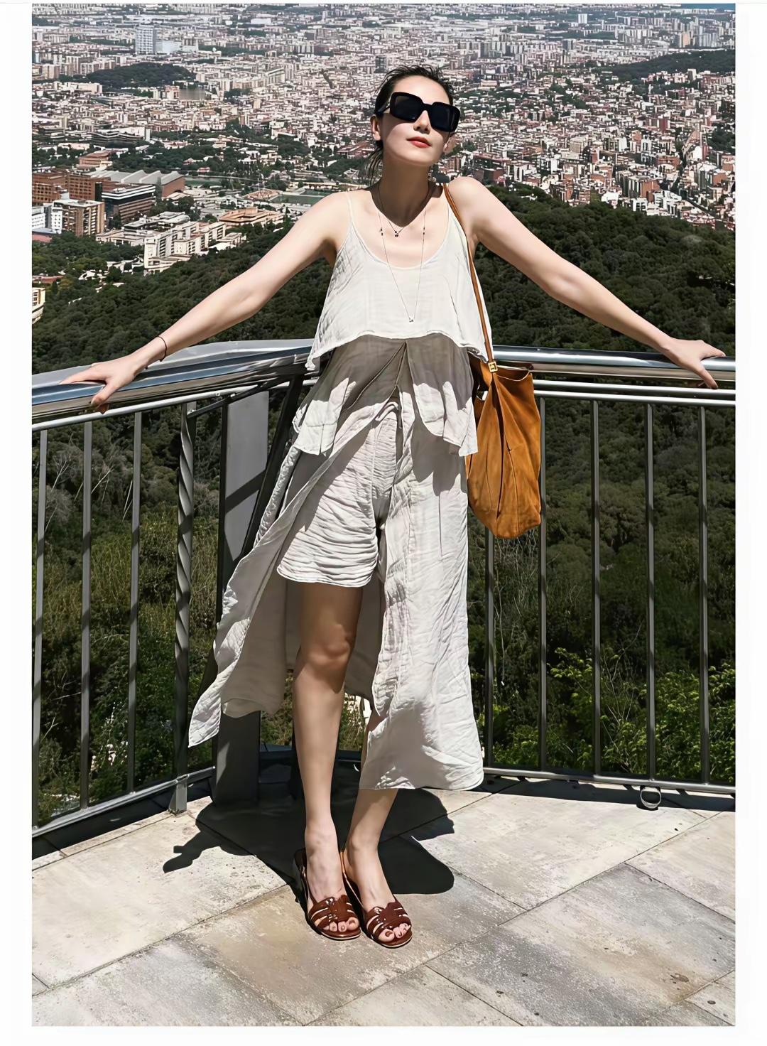 谁也敢说，高圆圆这衣服拉低了她的颜值。 