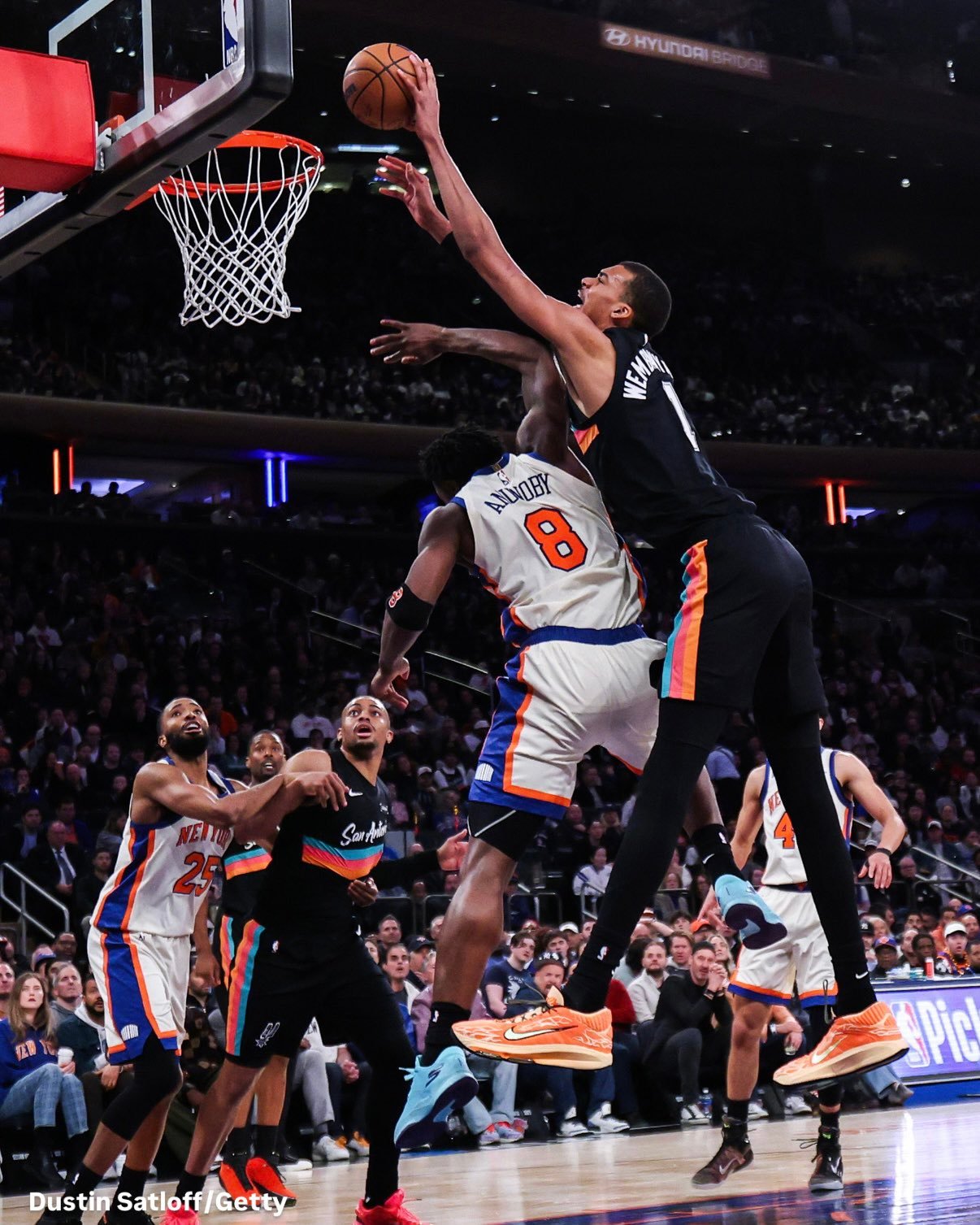 尼克斯结束马刺11连胜 马刺这队也不行啊，2月份虽然没输过，但是3月份也没赢过啊