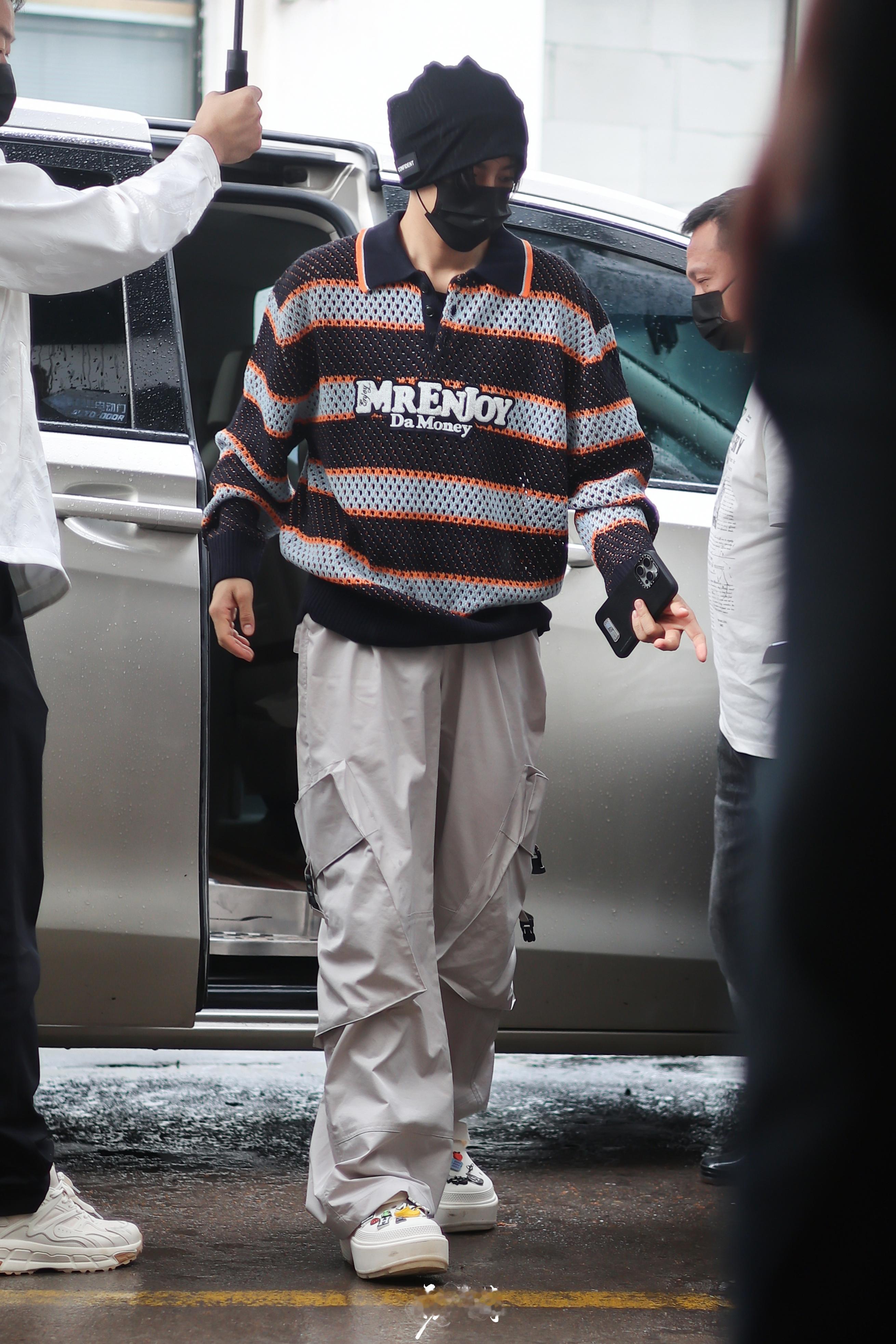 侯明昊《入青云》上班连轴转的小侯子[抱一抱]特种兵行程，要好好休息啊！ ​​​