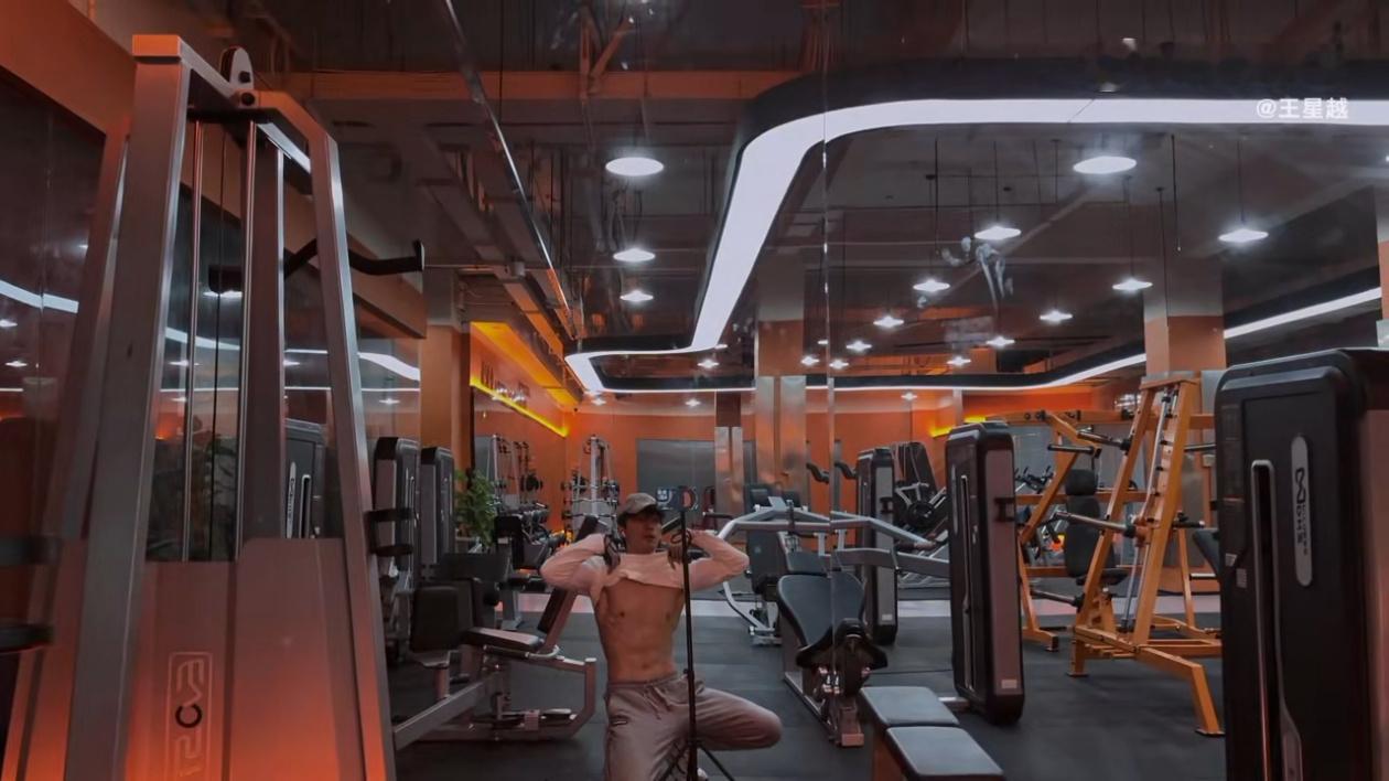 视频两分二十多秒的位置可以反复观看[舔屏] 