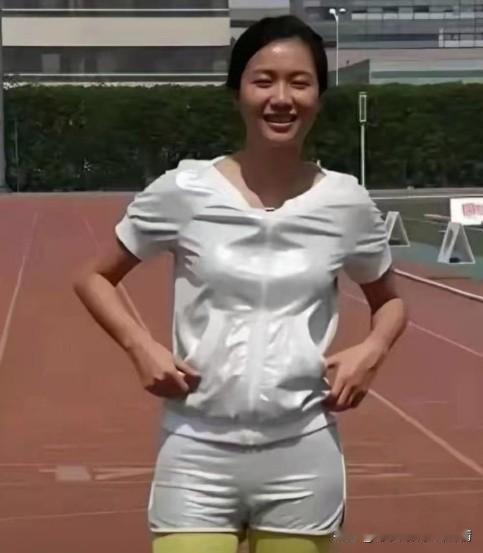 原生影像：老牌艺人的怀旧营销新触点
 
徐静蕾高中时期运动旧照的走红，撕开了老牌