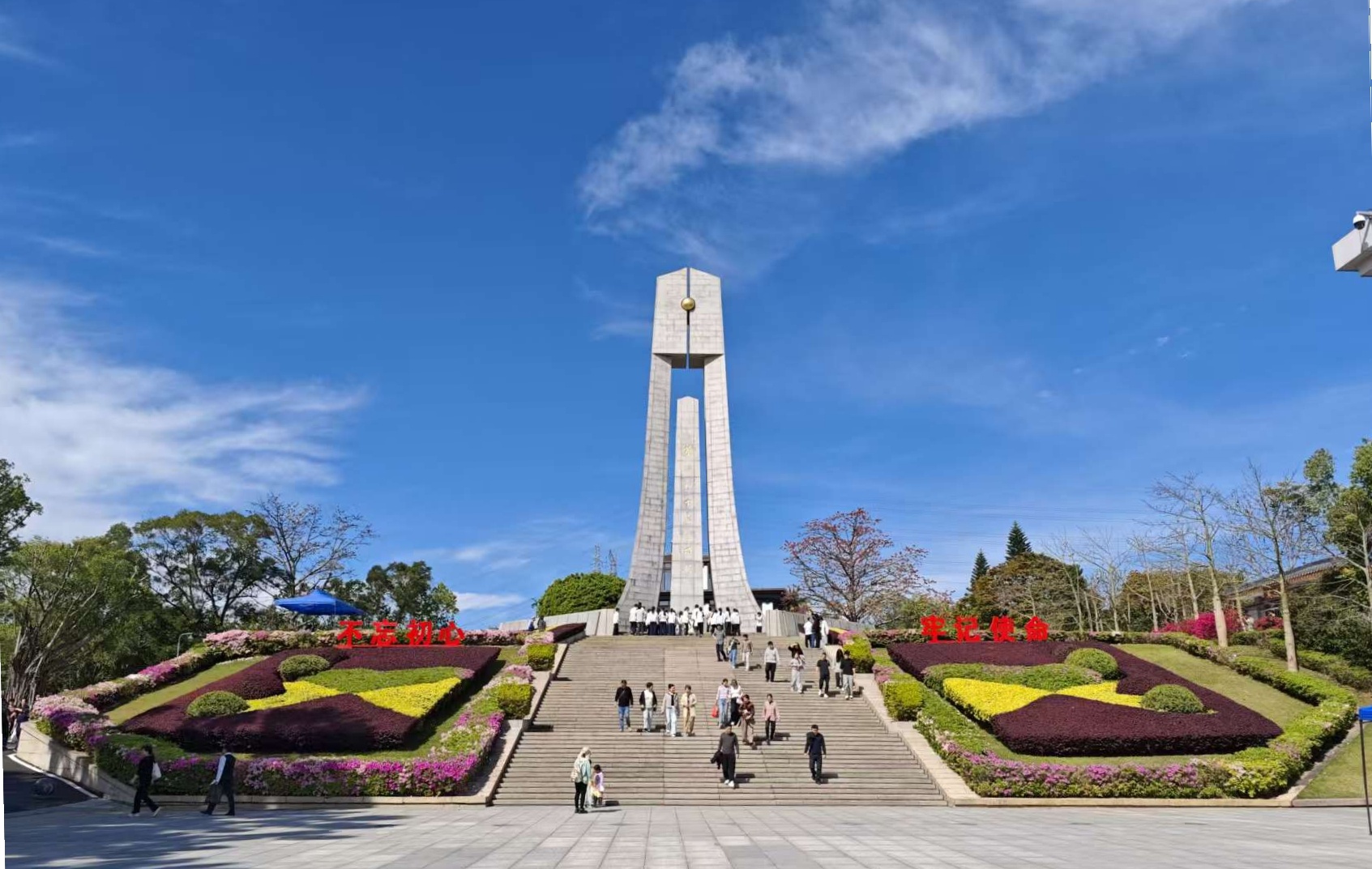 革命英烈永垂不朽 